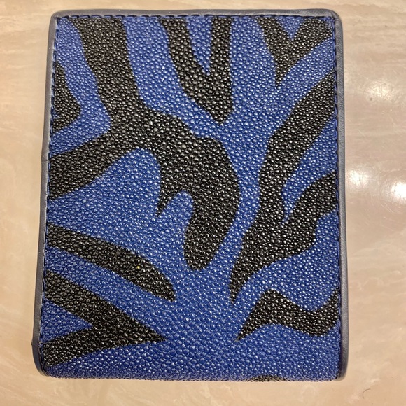 Pelgro tiger stripe stingray wallet always 100% authentic - Picture 2 of 6